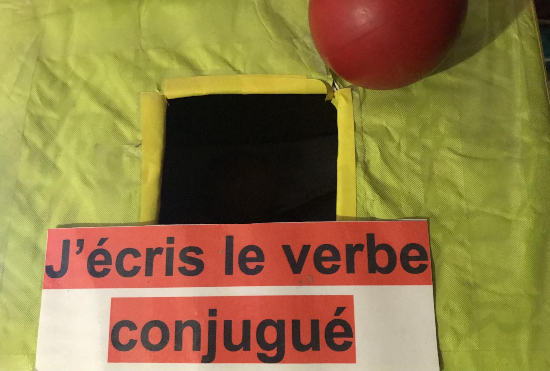 Si je pioche une balle rouge, j’écris le verbe conjugué